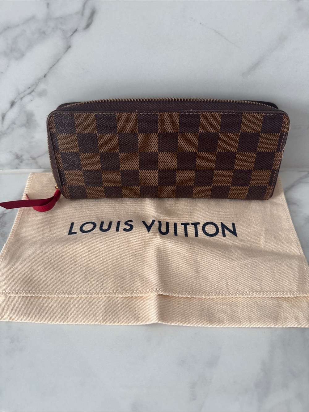 Louis vuittton zippy Wallet comes with receipt and dust bag